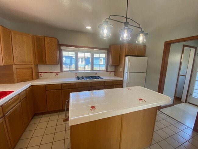 Building Photo - Inviting Pacific Grove Home!