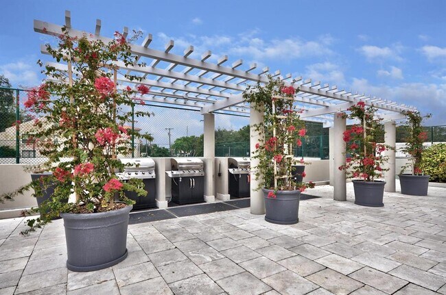 Building Photo - 3301 Bayshore Blvd