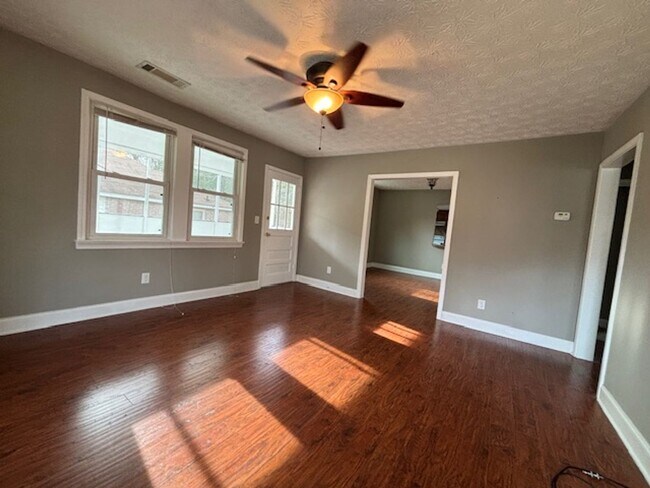 Building Photo - Charming 2-bedroom one bath cottage