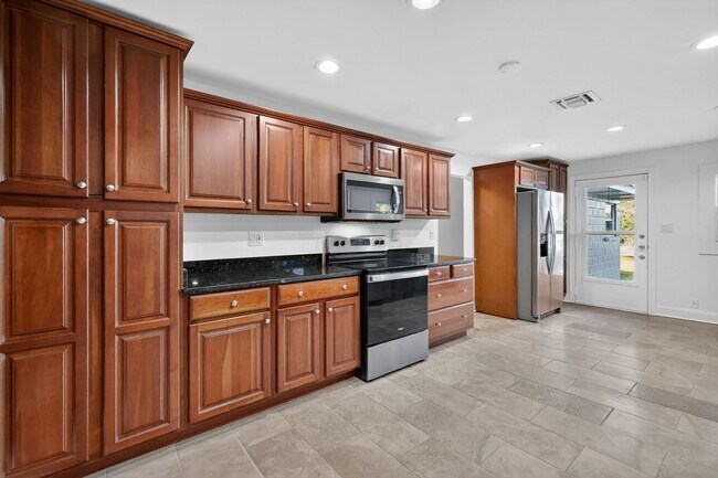 Building Photo - Lakefront 4-Bedroom Home for Rent in Beautiful Umatilla, FL