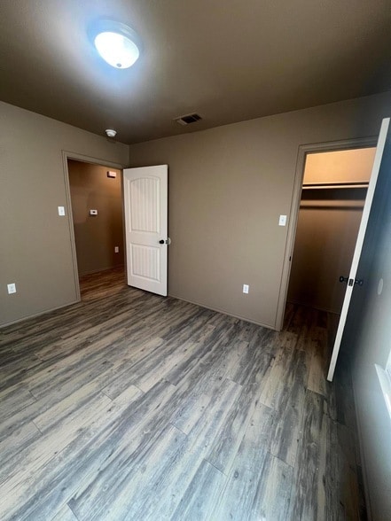 Building Photo - 1505 E 6th St