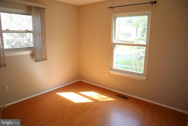 Building Photo - 910 Allan Rd