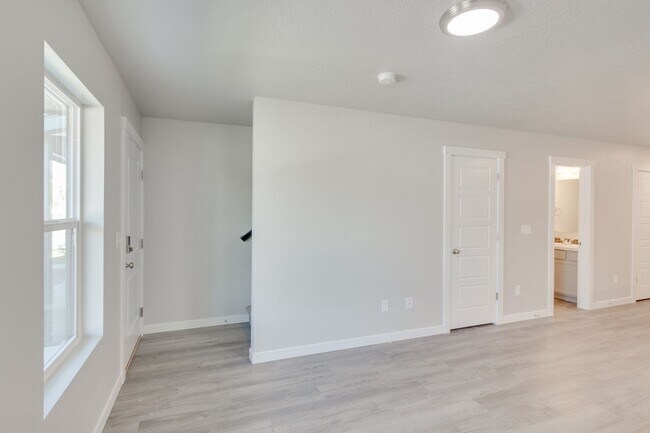 Building Photo - Beautiful, Modern 2 Bedroom Cottage Availa...