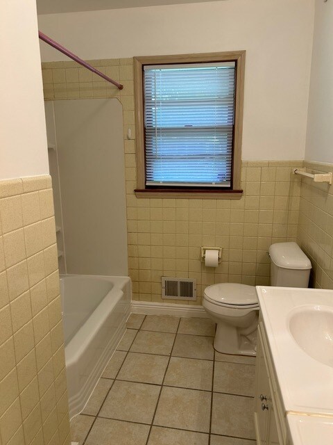 upstairs bathroom - 1505 Brown Ave