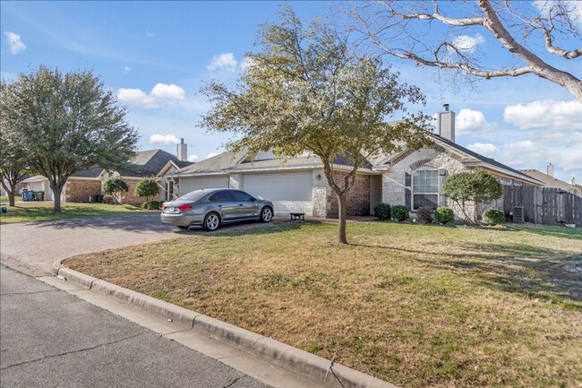 Building Photo - 3BR / 2BA Duplex in Hewitt, Texas | Midway...