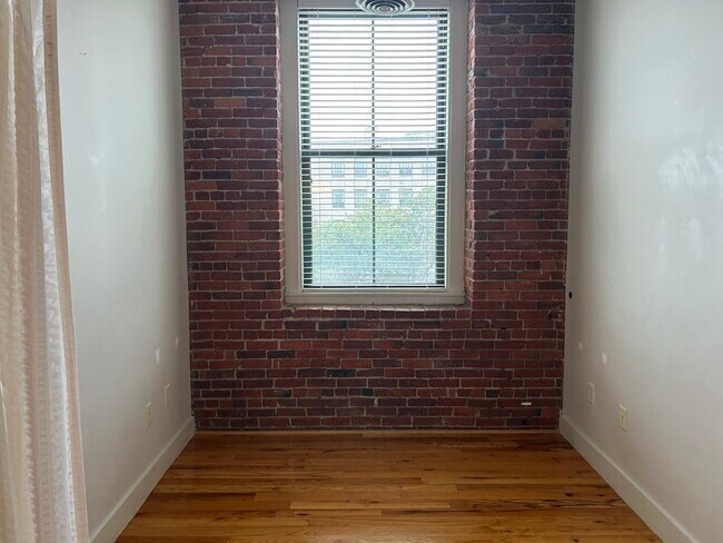 Building Photo - 589 Essex St