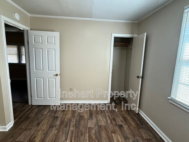 Building Photo - 242 S Cherry Rd