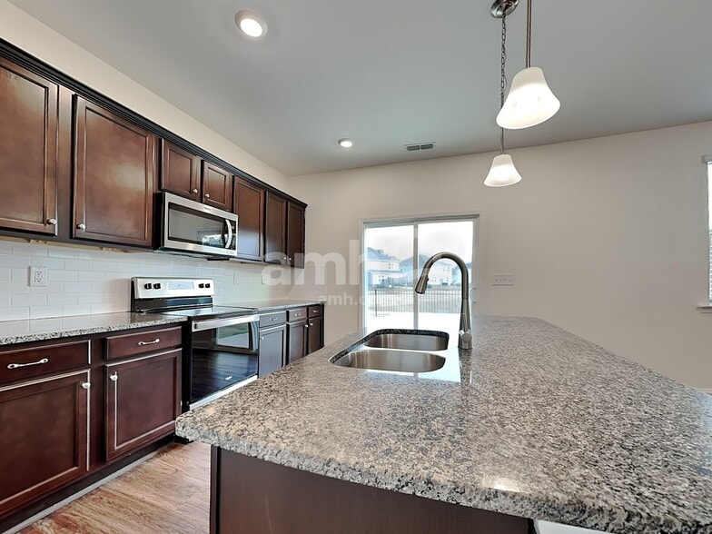 Building Photo - 3273 Brierhill Rd