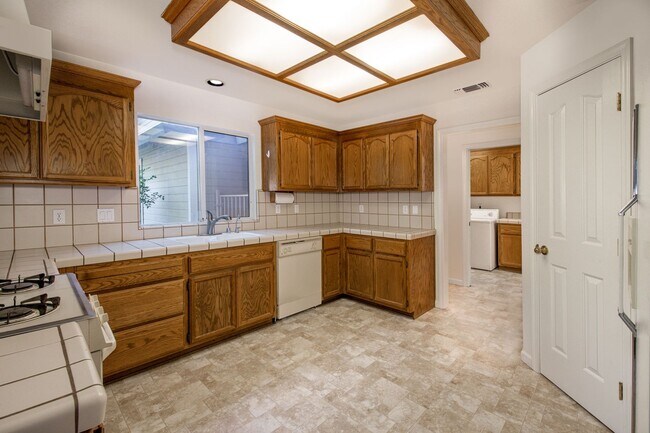 Building Photo - Spacious 3 Bedroom 2 Bathroom Home in Conv...