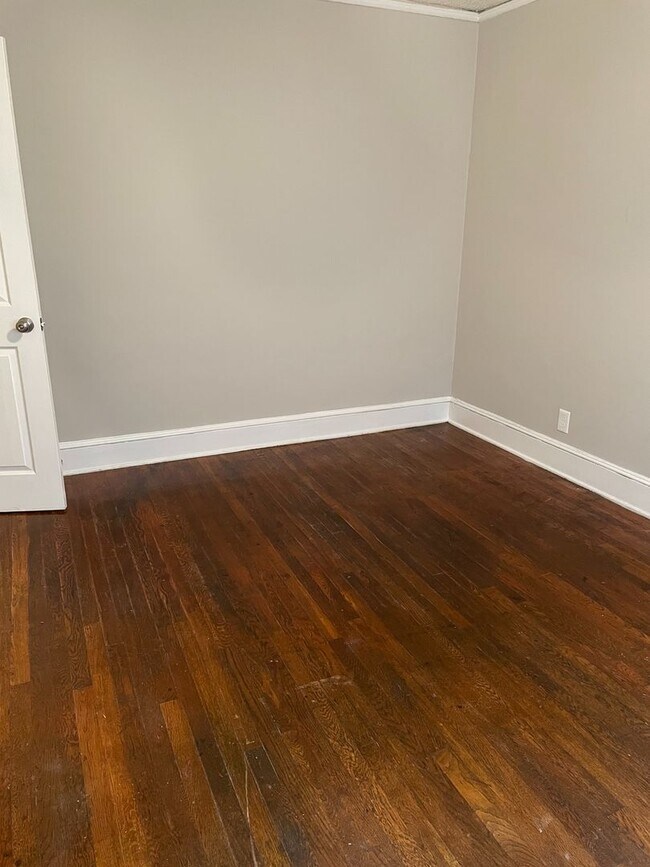 Building Photo - Special One Month Free -Renovated Great Tw...