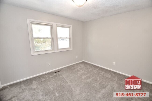 Building Photo - Wonderful Urbandale Home