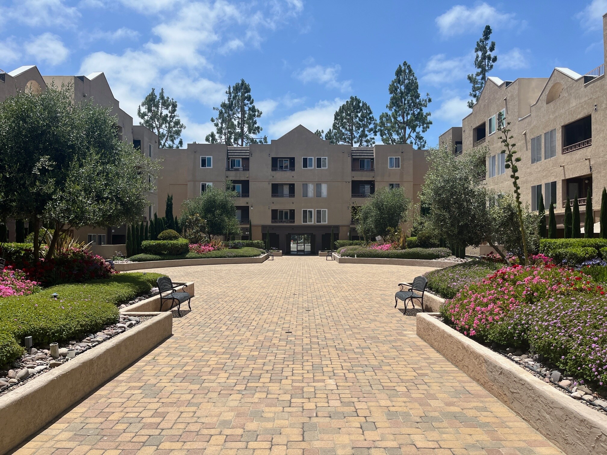 Building Photo - 8889 Caminito Plaza Centro