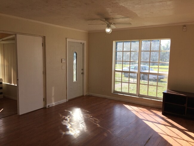 Building Photo - Amazing 3-1 house with fenced front and backyard !