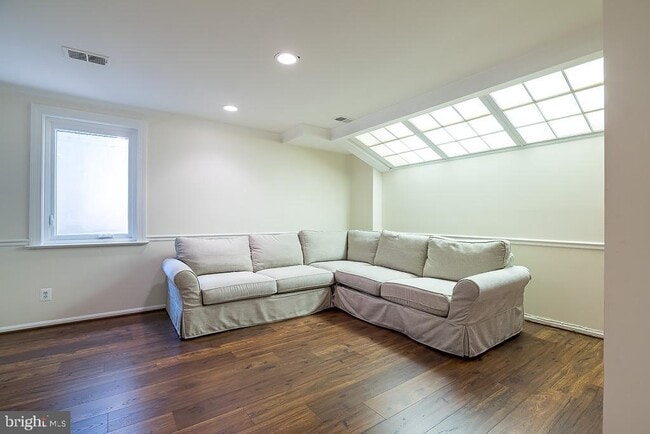 Building Photo - 3500 Hamlet Pl