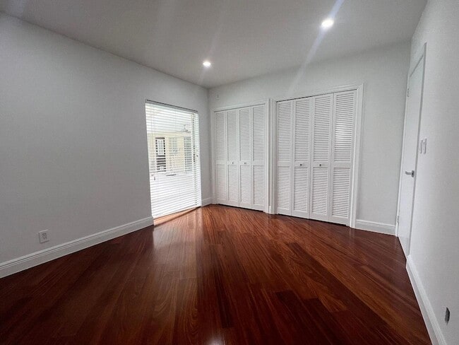 Building Photo - 1250 SW 15th Ave