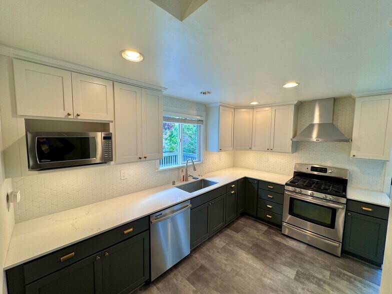 Building Photo - 6744 11th Ave NW