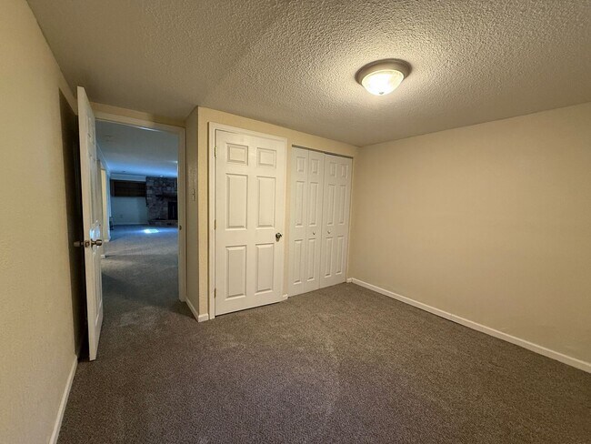 Building Photo - Five Bedroom House Close To Ft. Carson