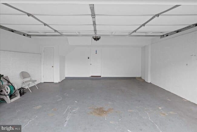 Building Photo - 6350 Regal Oak Dr