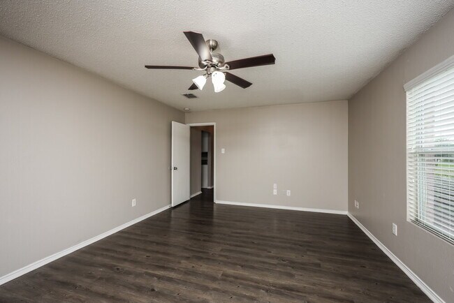 Building Photo - 1416 Daisy Dr