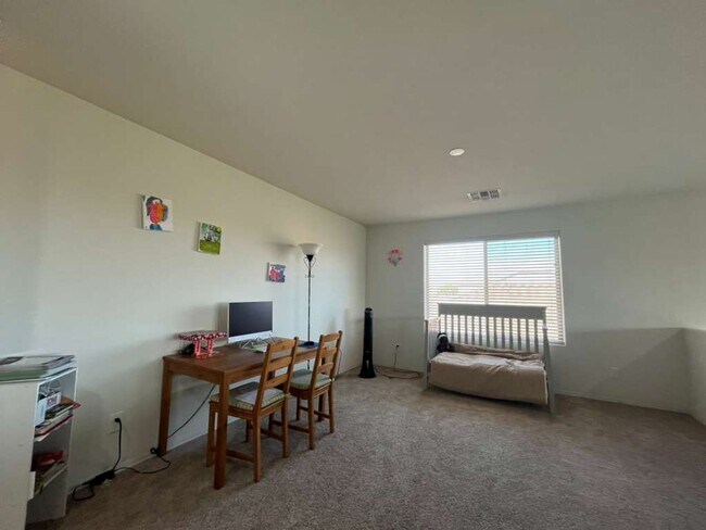 Building Photo - Gorgeous 4 Bed 3.5 Bath Peoria home with EV charging