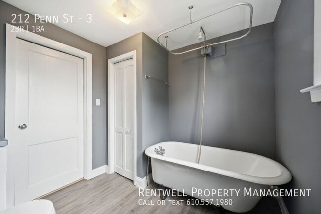 Building Photo - 2 Bedroom - 1 Bath Apartment located Ridle...