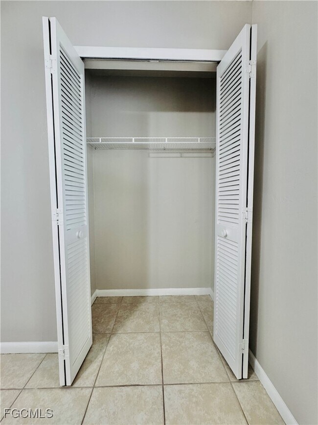 Building Photo - 706 SE 13th Ct