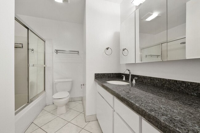 Building Photo - 906 N Doheny Dr