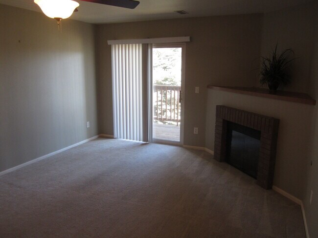 Building Photo - Beautiful 2 Bedroom, 1 Bathroom Condo Freshly Painted and New Carpet by Horsetooth Reservoir in F...