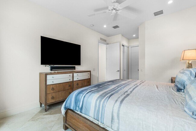 Building Photo - 1212 Hillsboro Mile