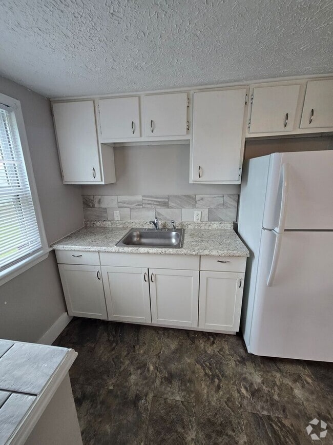 Building Photo - 2 BEDROOM SINGLE FAMILY