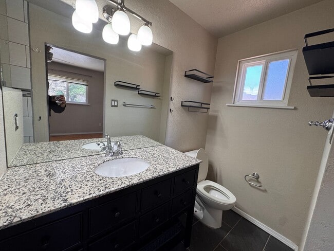 Building Photo - Beautiful 3 bedroom 2 bath.