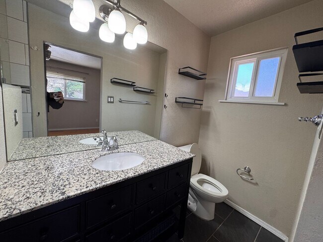 Building Photo - Beautiful 3 bedroom 2 bath solar home.