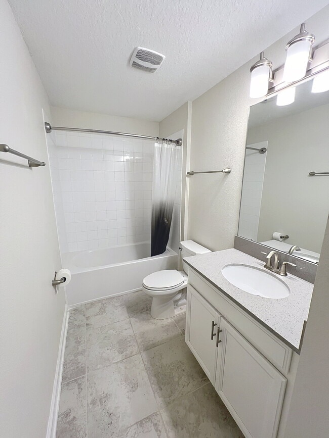 Building Photo - Spacious three-bedroom, two and a half bath home in Moss Park!