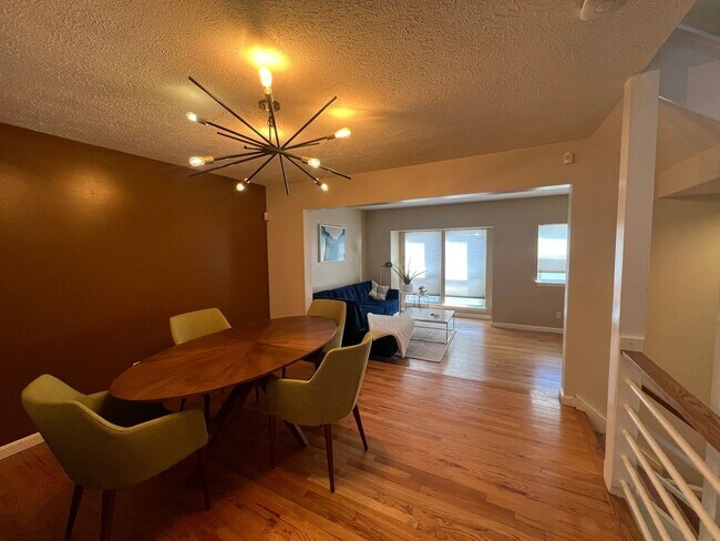 Building Photo - Beautiful 3 Bed/ 3 Bath Townhome in Privat...