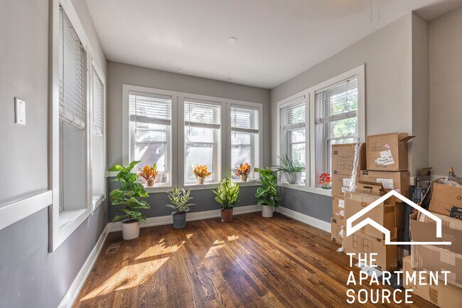 Primary Photo - 3022 N Avers Ave