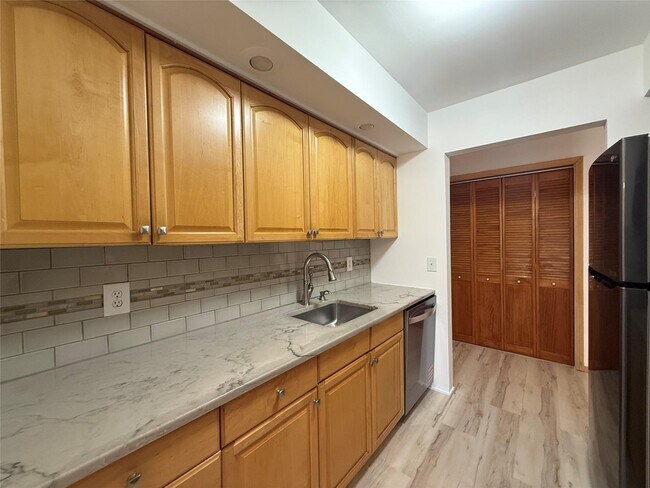 Building Photo - 1608 Cherry Hill Dr