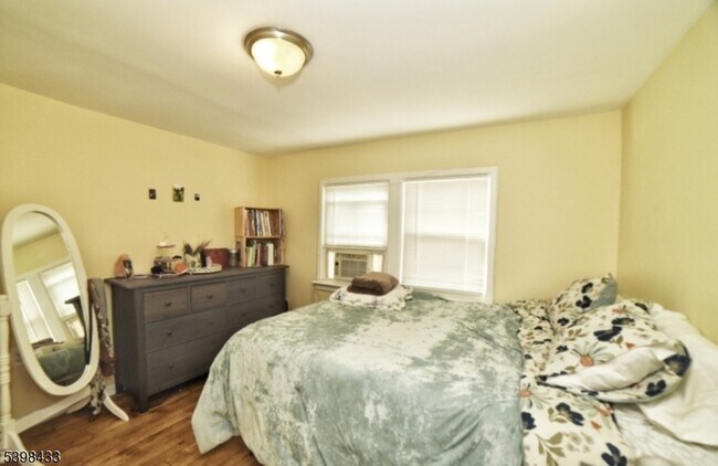 Building Photo - 193 E 25th St