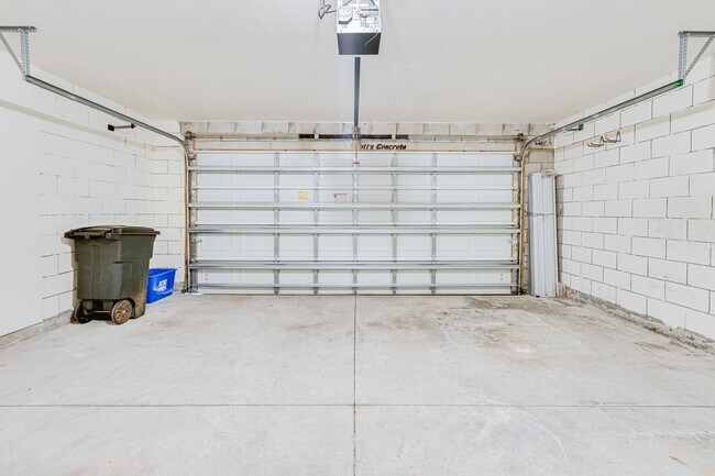 Building Photo - Welcome to your Dream Home in Ormond Beach