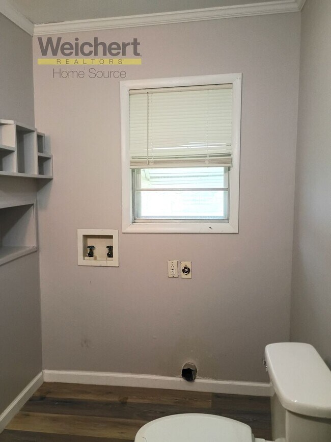 Building Photo - 3BR Home w/ Garage & Fenced Yard