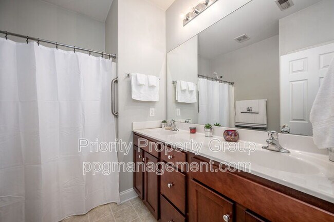 Building Photo - 2104 Sardony Ln