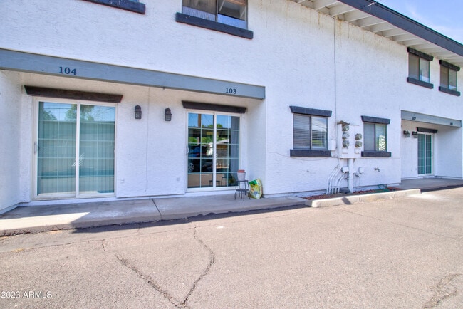 Building Photo - 2215 W Augusta Ave