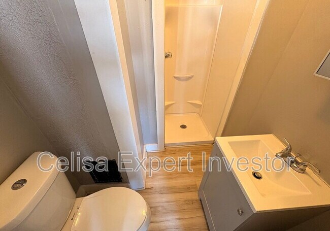 Building Photo - 1013 Stophlet St