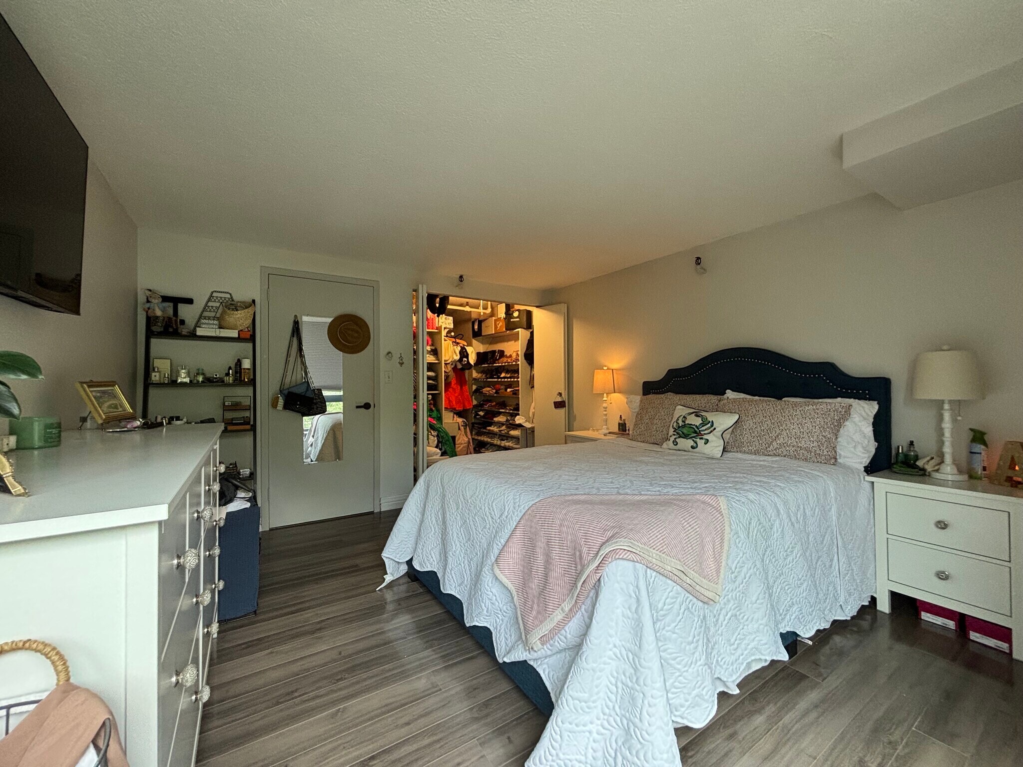 Spacious Bedroom - 42 8th St