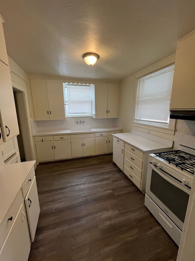 Building Photo - Available Now!!  Gorgeous home! 4 Beds, 1.5 Baths near UMKC! $2100