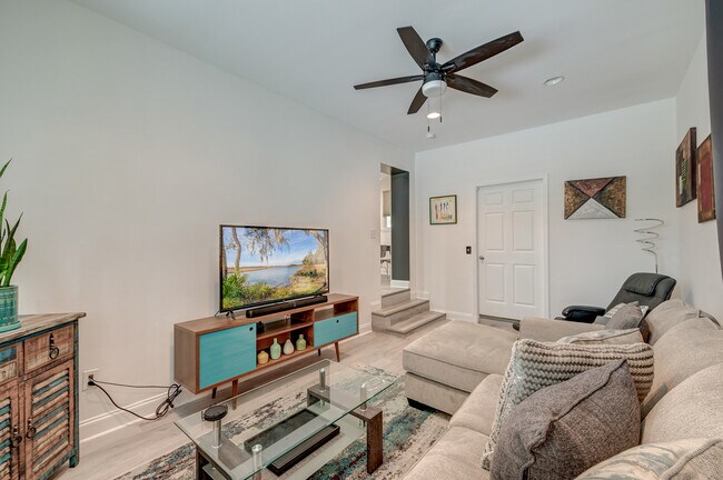 Building Photo - 746 Cartwright Dr
