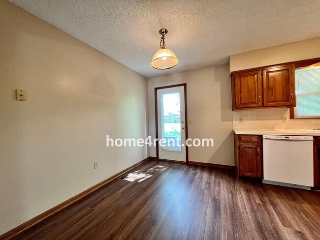 Building Photo - Cozy Duplex w/ Plenty of Space, LVP Flooring and a Fenced Yard!