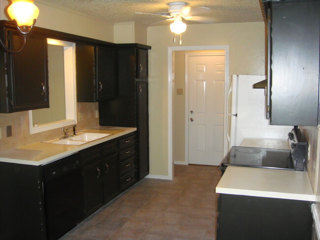 Building Photo - Pre-Leasing this Updated 3/2/2 Great Locat...