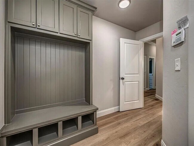 Building Photo - Modern 4-Bed, 2-Bath Mustang Home with 3-Car Garage!