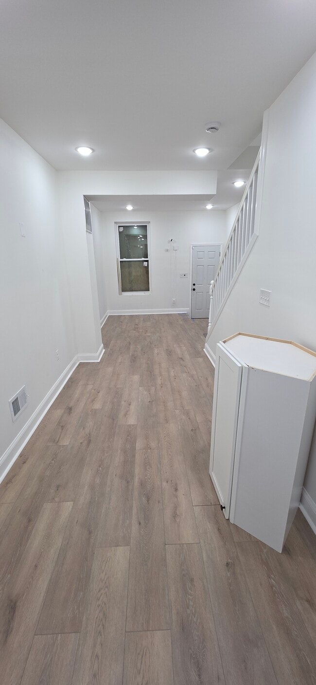 Building Photo - 222 N Glover St