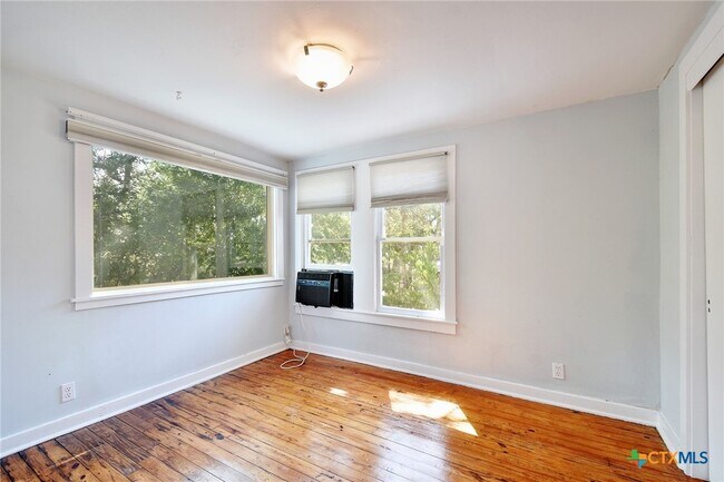 Building Photo - 717 1/2 S Laurel Ave